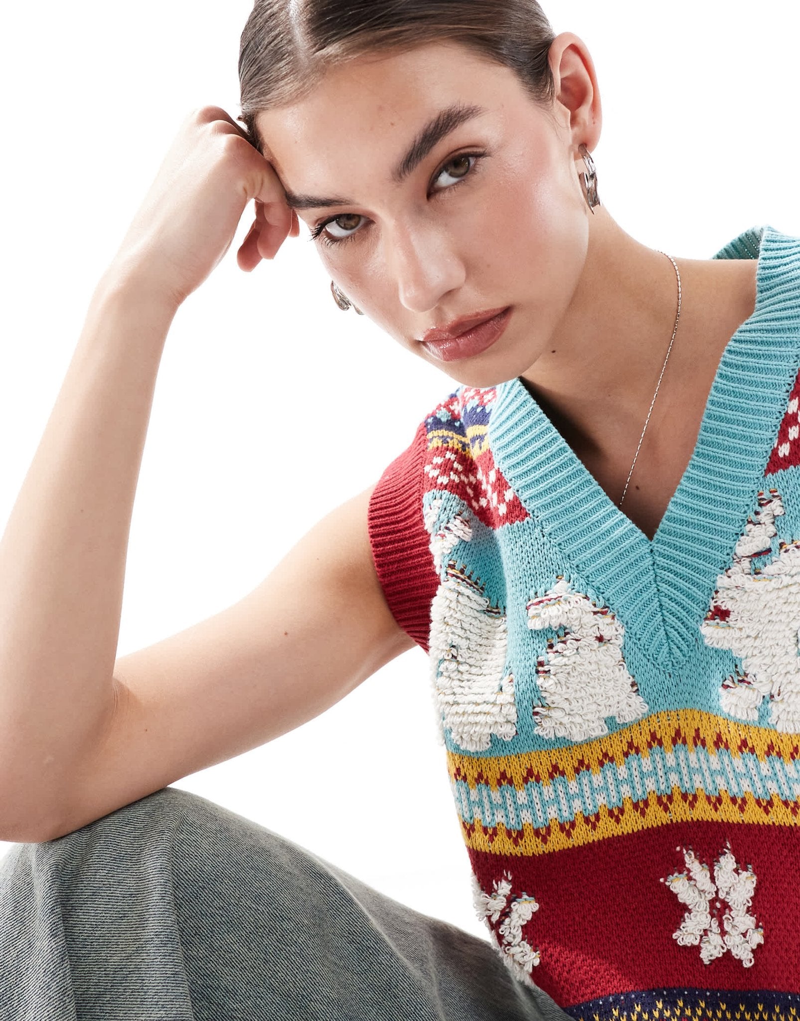 Urban Revivo v-neck rabbit intarsia knitted vest top in multi - ASOS Sample Sale