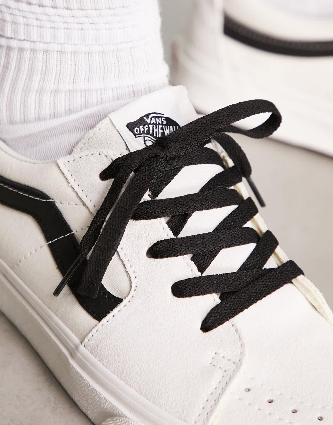 Vans SK8 - Low trainers in off white with black side stripe - ASOS Sample Sale