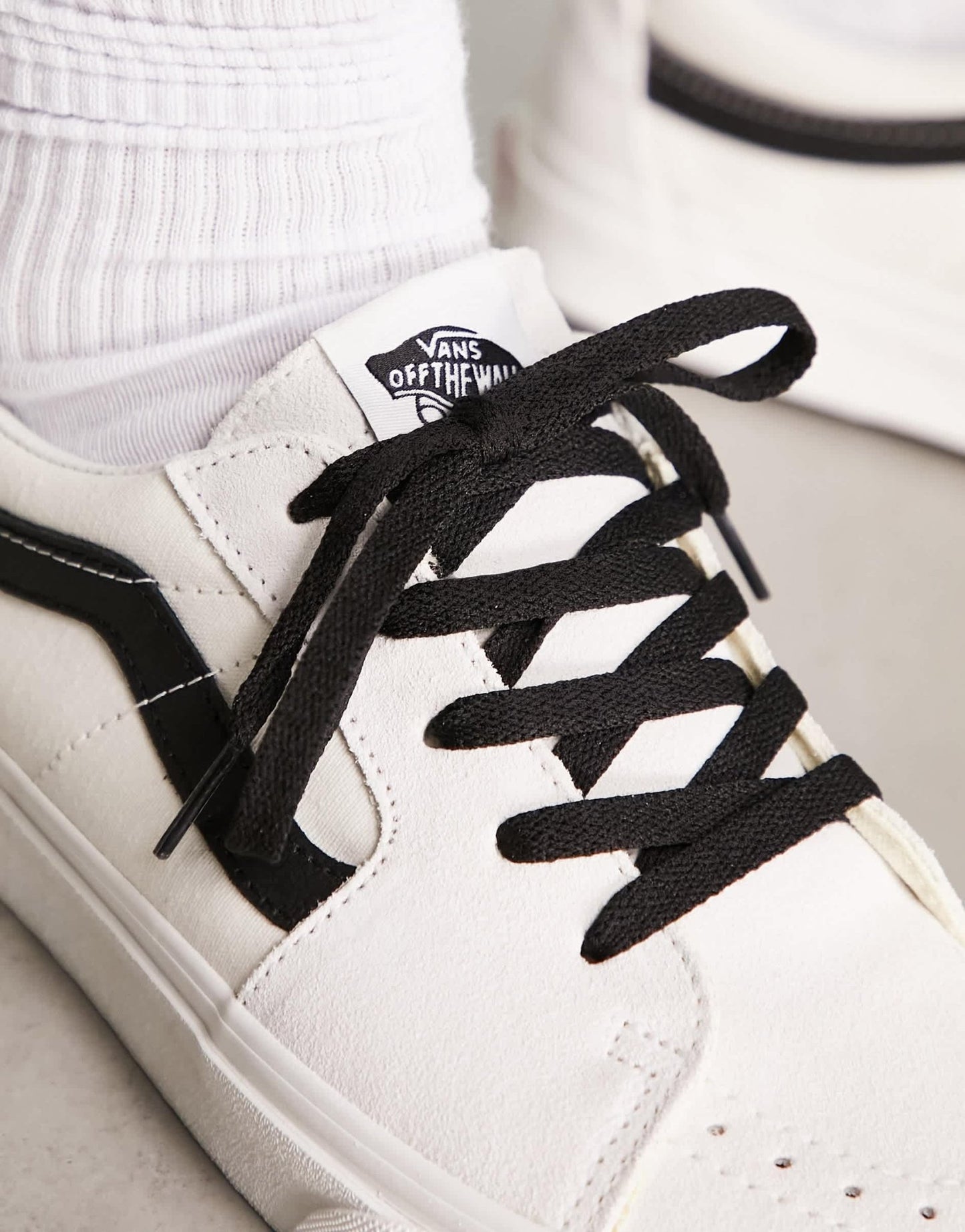 Vans SK8 - Low trainers in off white with black side stripe - ASOS Sample Sale