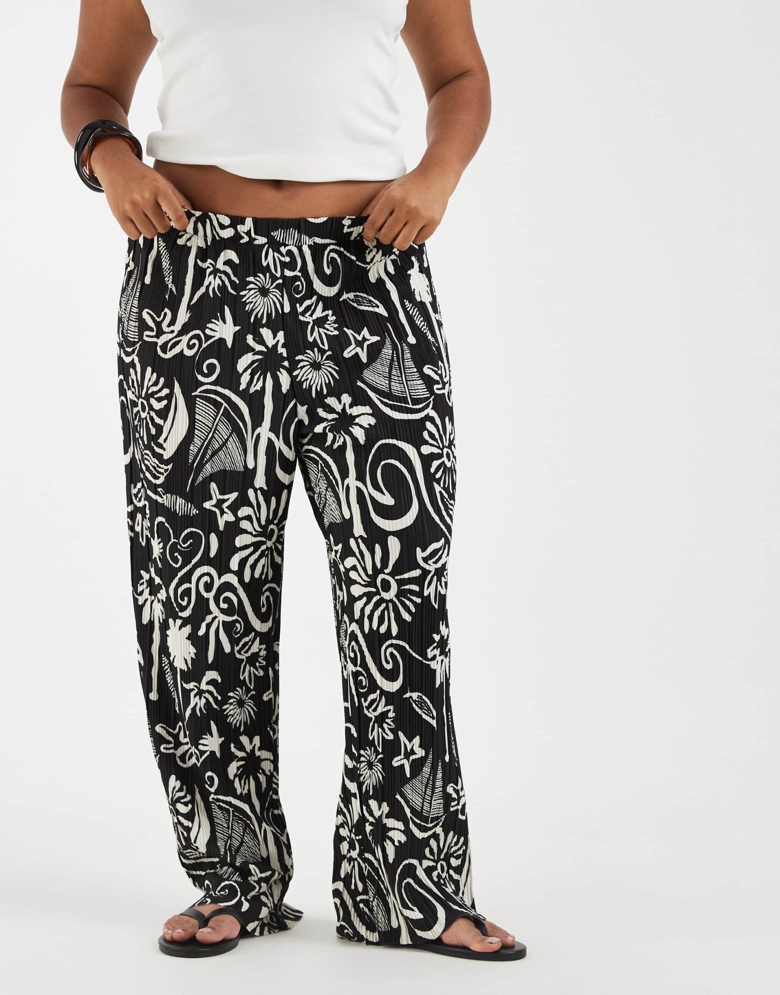 Vero Moda Curve high waist wide leg plisse trouser in tropical conversational print - ASOS Sample Sale