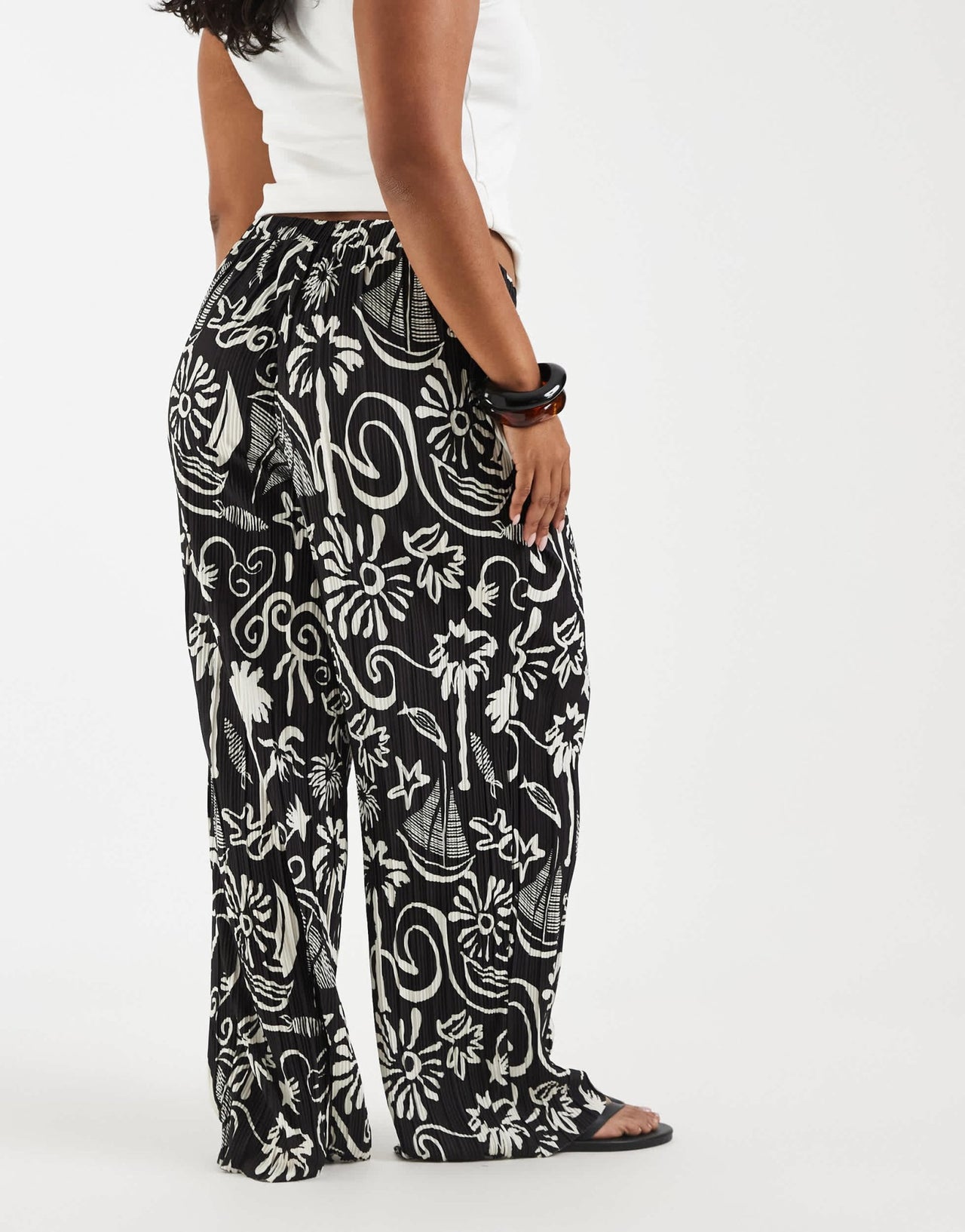 Vero Moda Curve high waist wide leg plisse trouser in tropical conversational print - ASOS Sample Sale
