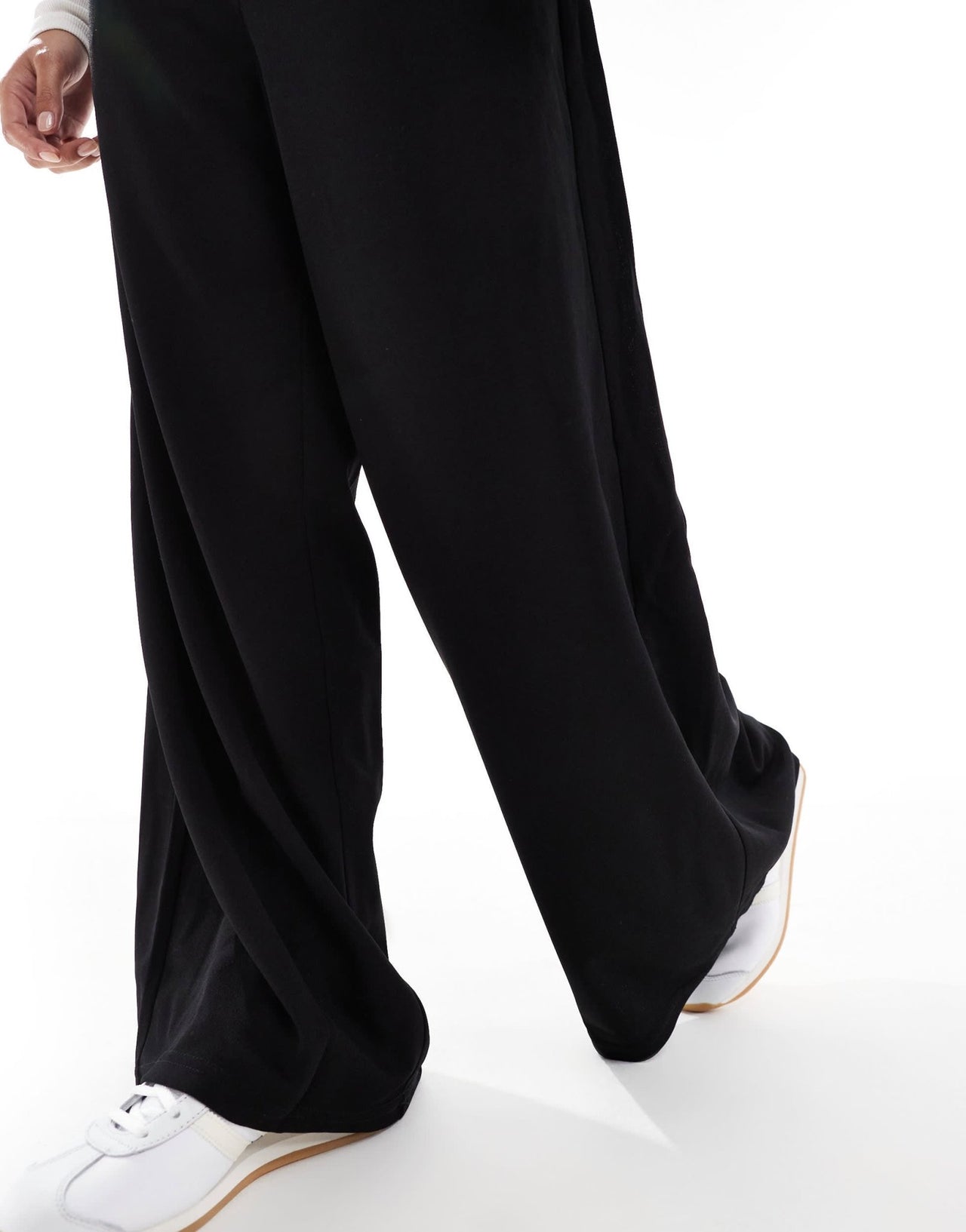 Vero Moda Petite jersey crepe super wide leg trousers in black - ASOS Sample Sale
