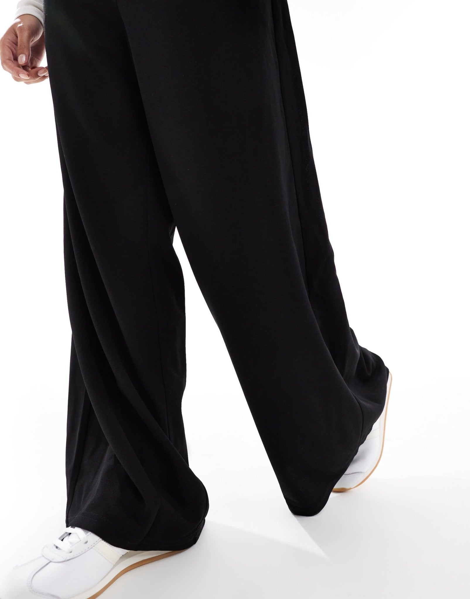 Vero Moda Petite jersey crepe super wide leg trousers in black - ASOS Sample Sale
