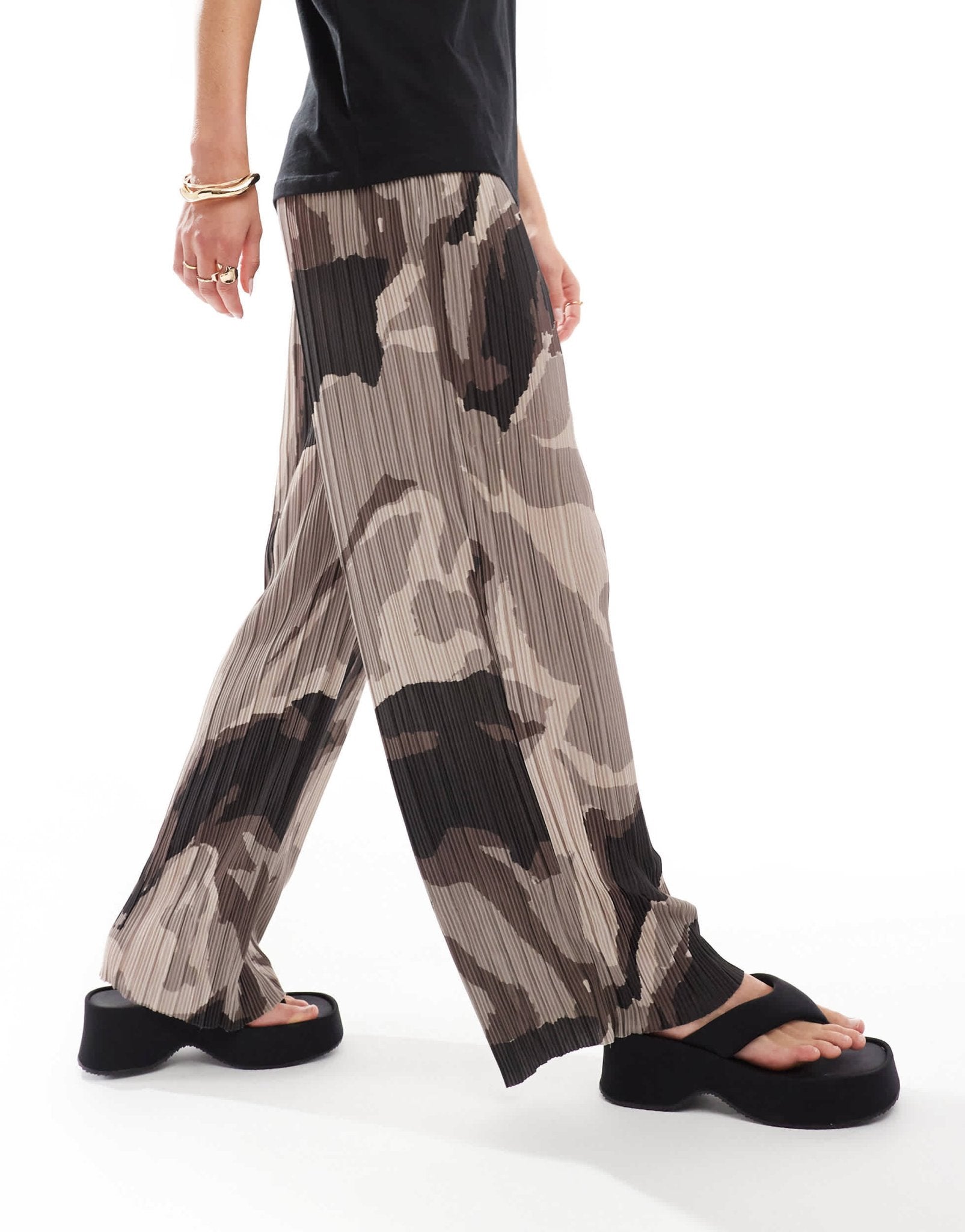Vero Moda Tall plisse wide leg trousers in brown abstract print - ASOS Sample Sale