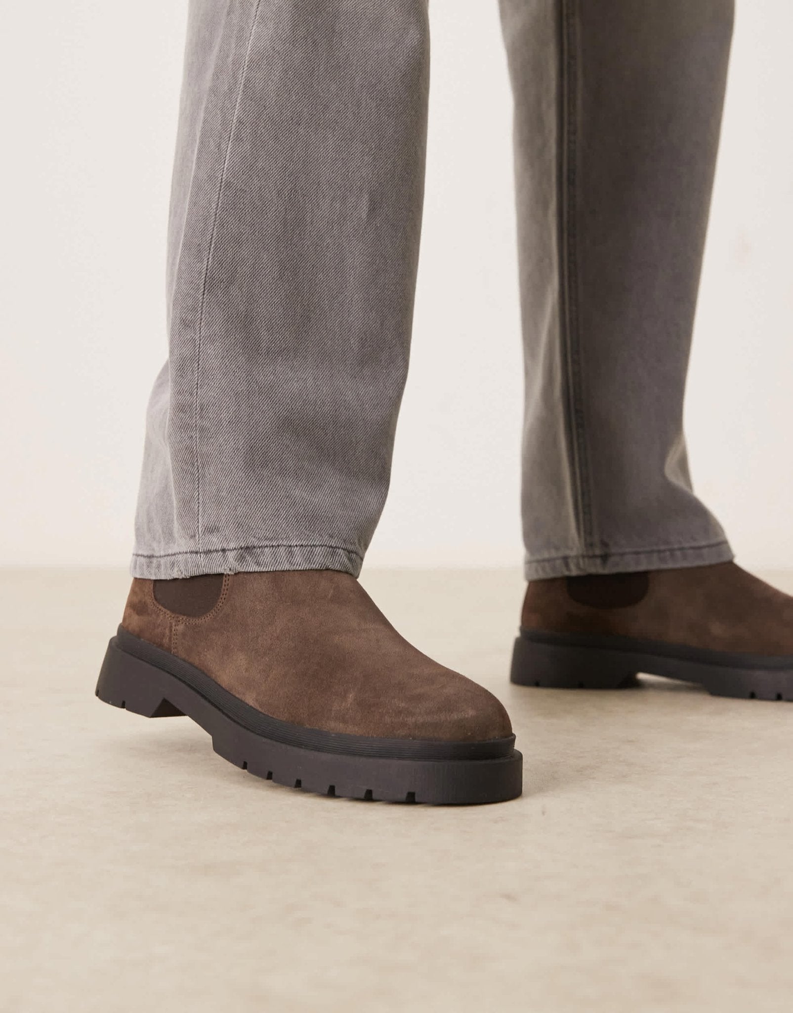 Walk London Callum Chelsea boot in brown suede - ASOS Sample Sale