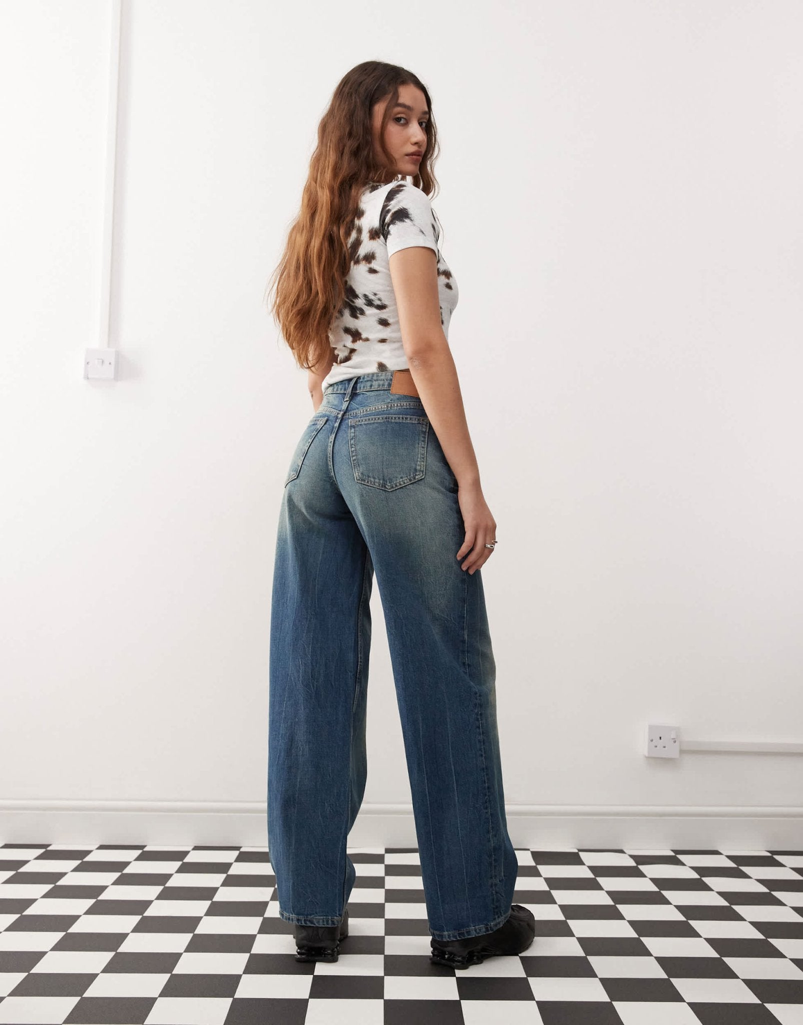 Weekday Ample low waist baggy fit jeans in faded streaky washed blue - ASOS Sample Sale