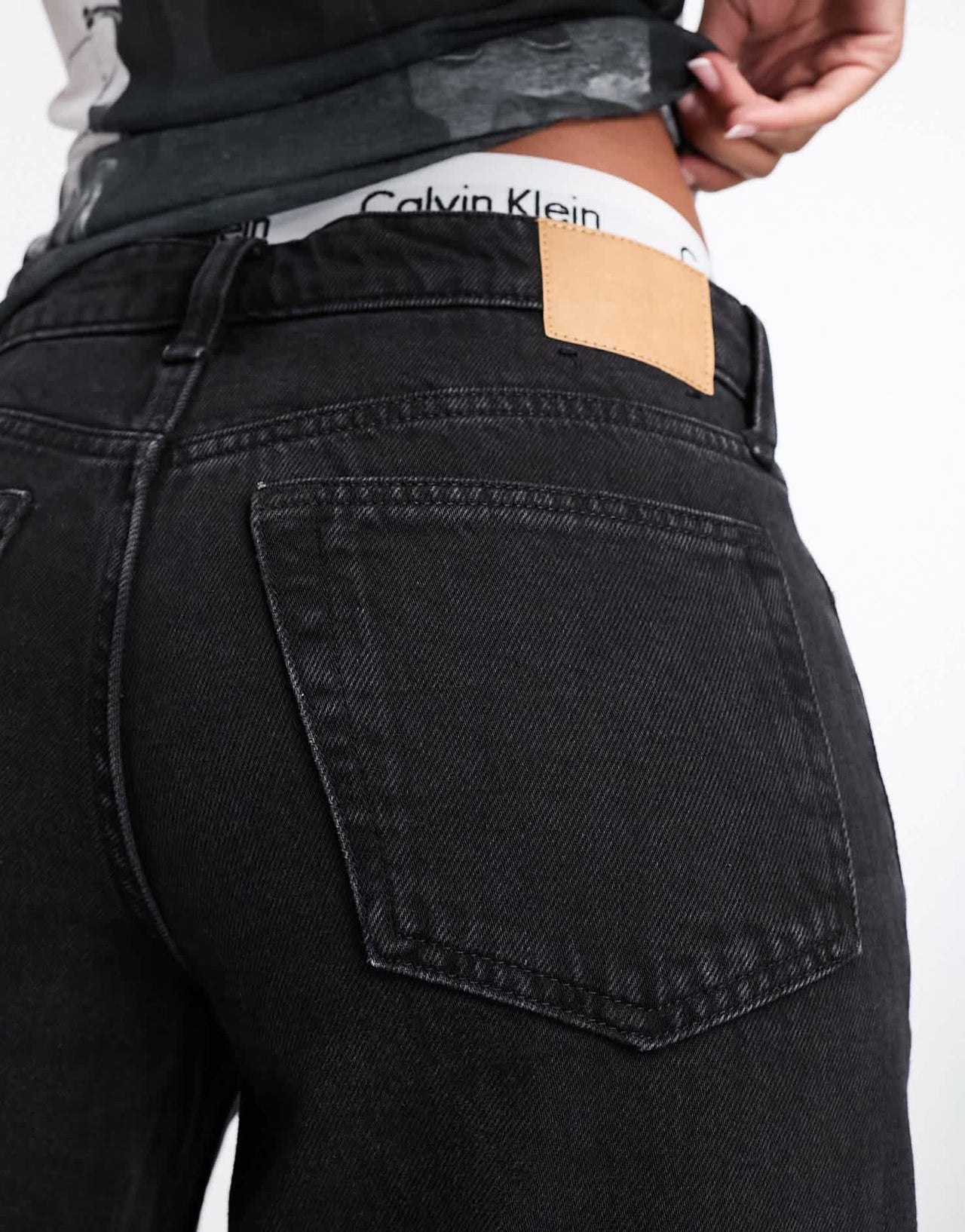Weekday Ample low waist loose fit straight leg jeans in Black rinse - ASOS Sample Sale