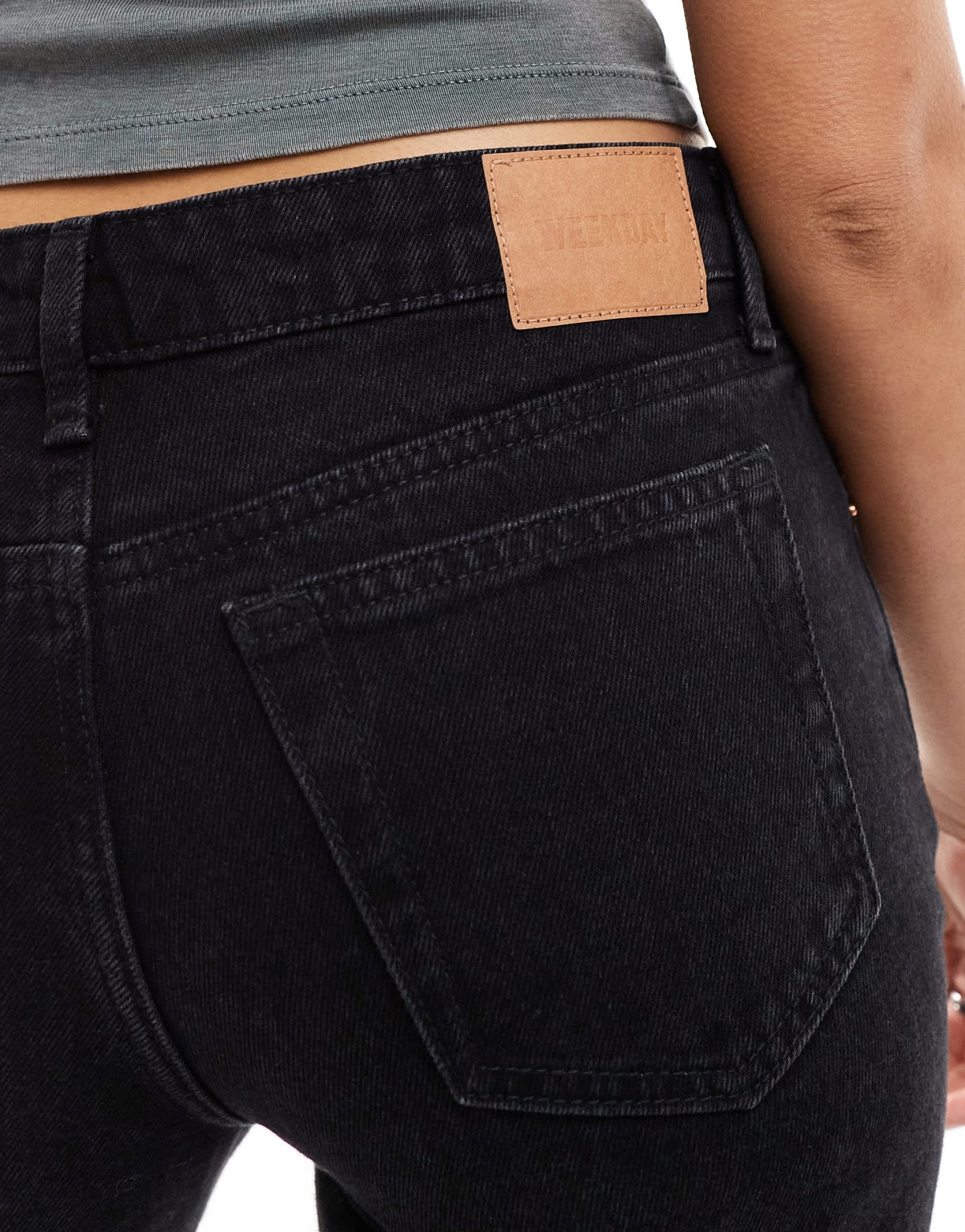 Weekday Arrow low waist regular fit straight leg jeans in tuned black - ASOS Sample Sale
