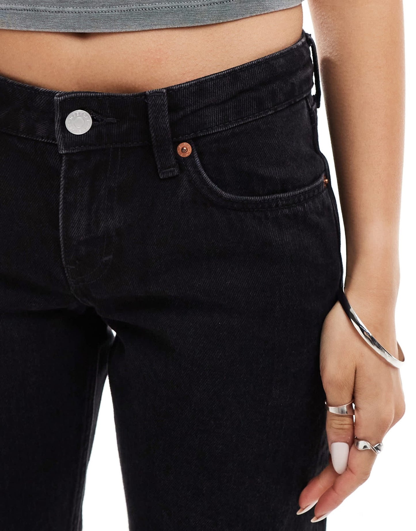 Weekday Arrow low waist regular fit straight leg jeans in tuned black - ASOS Sample Sale