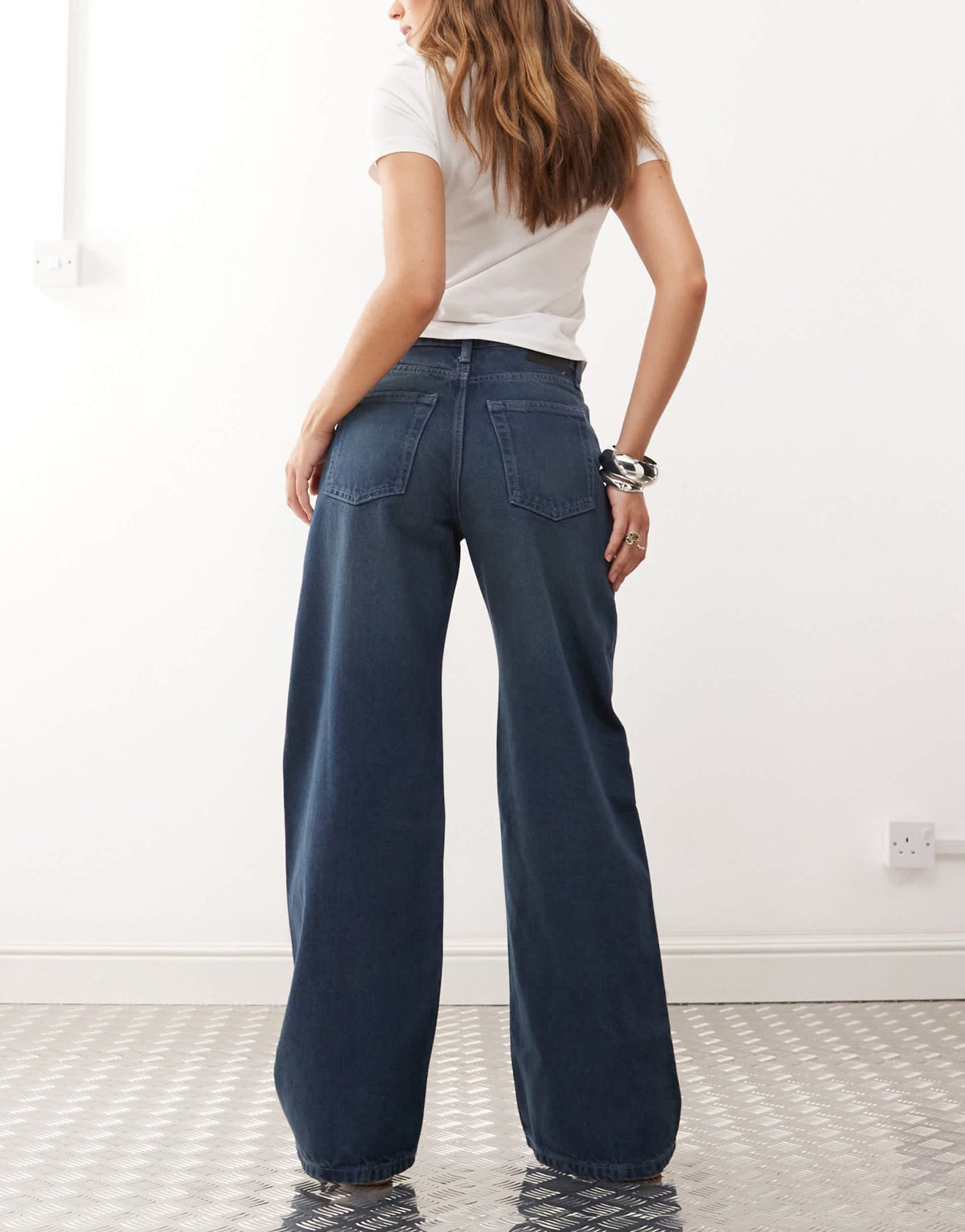 Weekday Paz mid waist wide leg jeans in blue wash - ASOS Sample Sale
