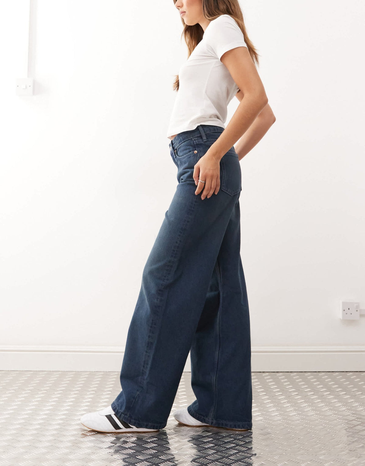 Weekday Paz mid waist wide leg jeans in blue wash - ASOS Sample Sale