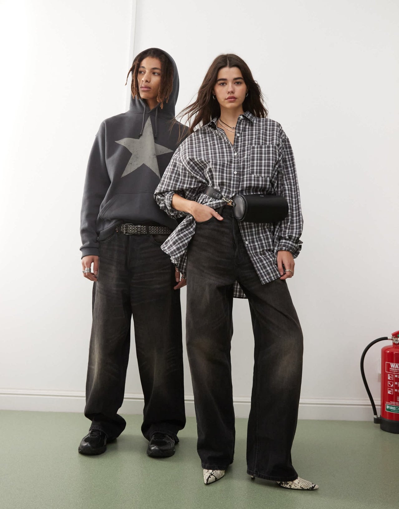 Weekday Unisex Astro low rise loose fit baggy jeans in black acid wash - ASOS Sample Sale