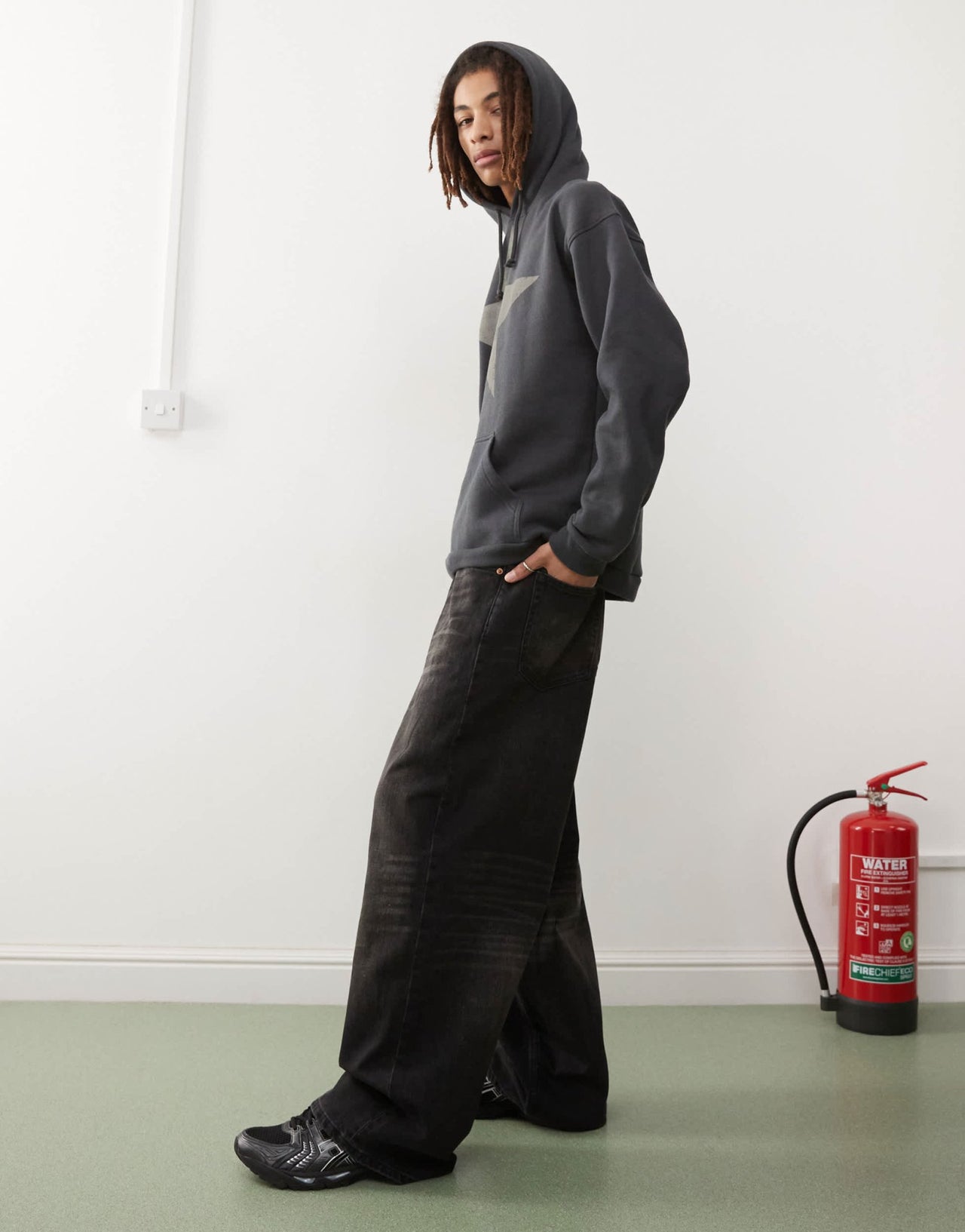 Weekday Unisex Astro low rise loose fit baggy jeans in black acid wash - ASOS Sample Sale
