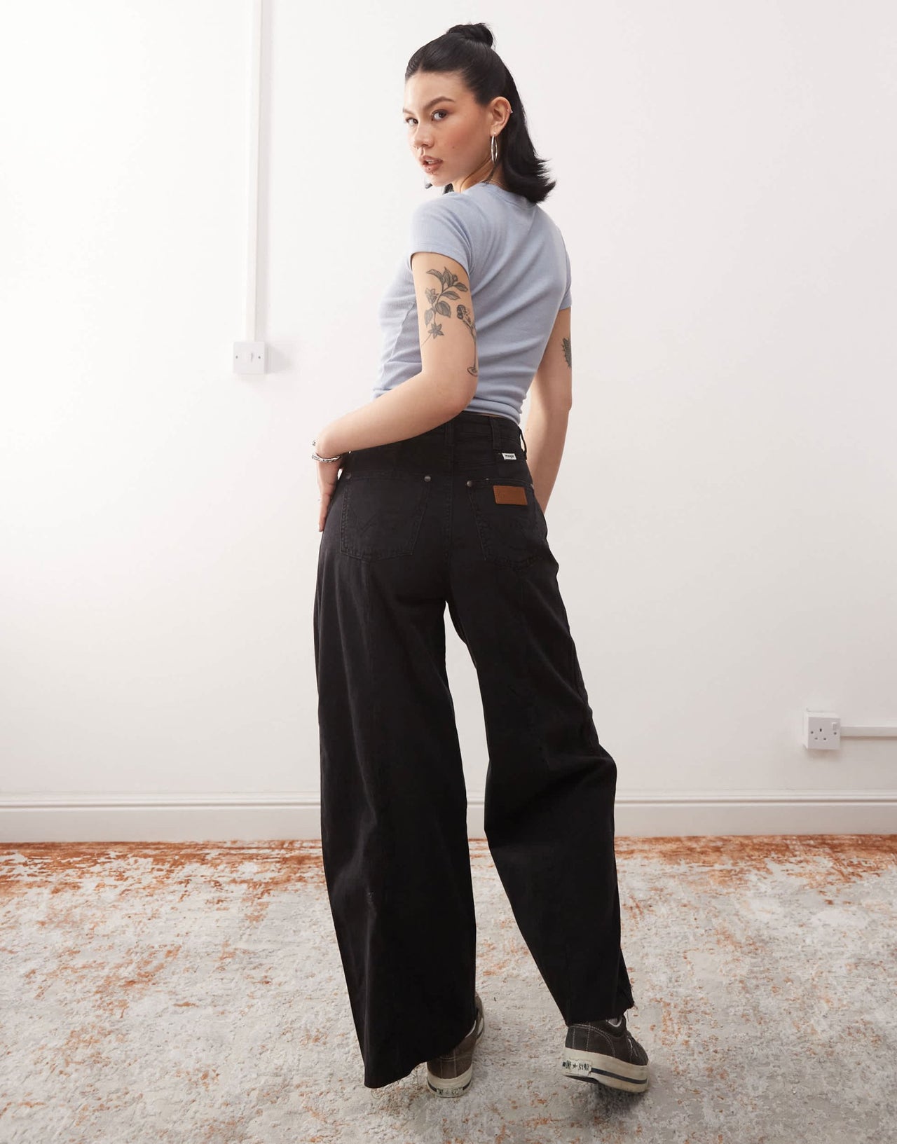 Wrangler lightweight wide leg cowboy fit jean in black with front seams - ASOS Sample Sale