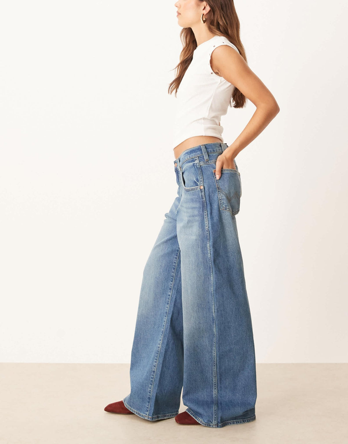 Wrangler low rise baggy fit jeans in washed mid blue - ASOS Sample Sale